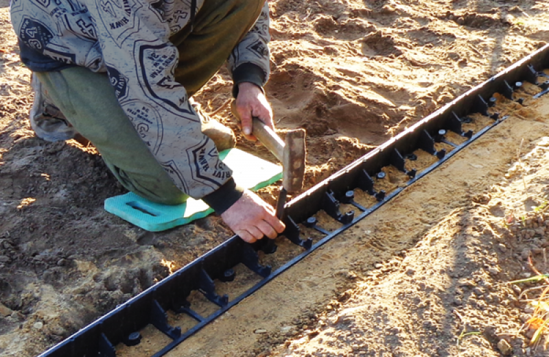 OBKT25 műanyag leszúró tüske ágyásszegélyhez